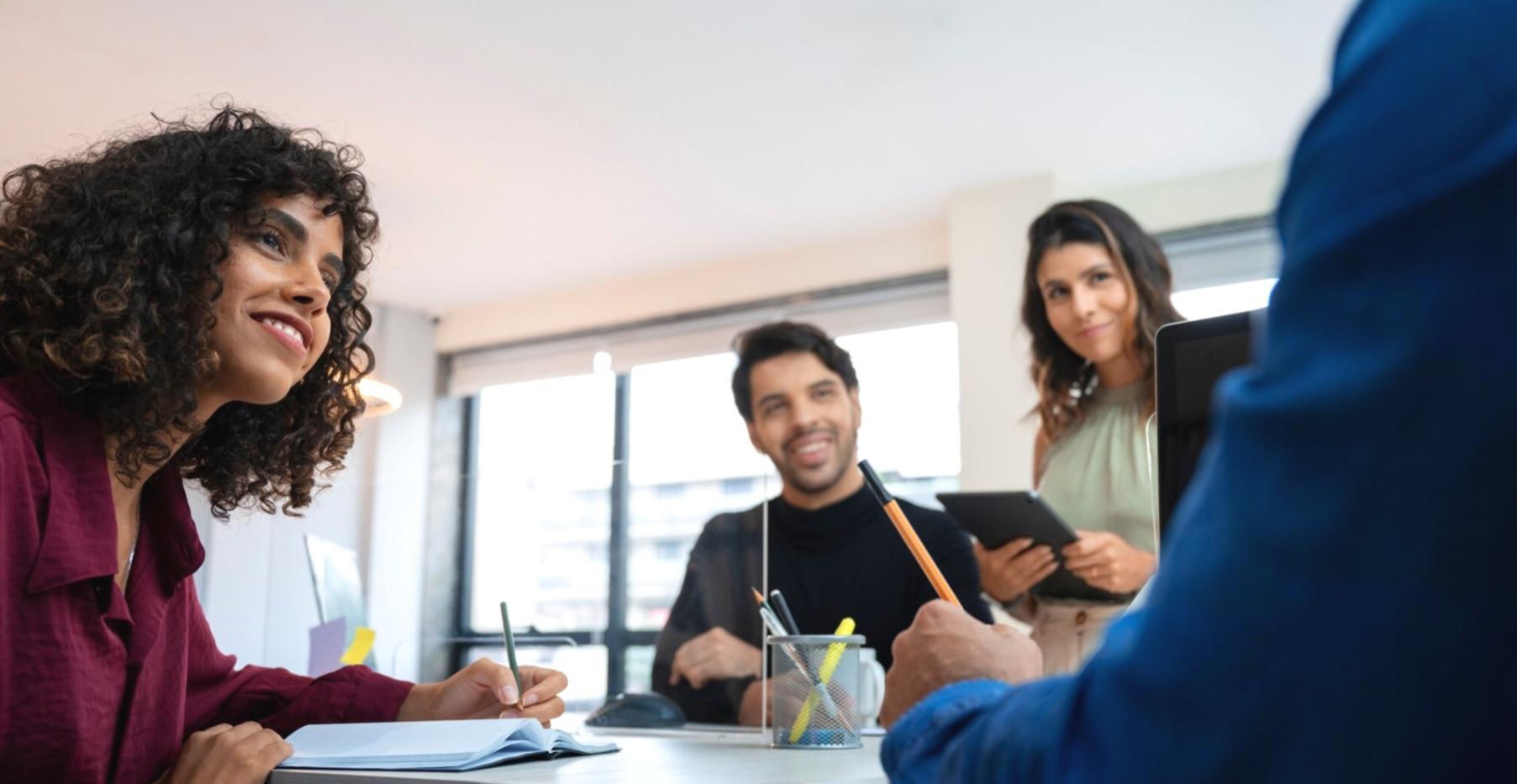 Oficina de asesoría financiera moderna con espacio para reuniones personalizadas