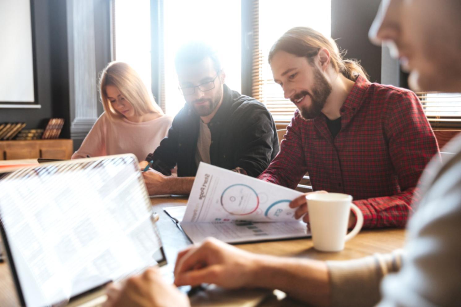 Profesionales analizando datos financieros en oficina moderna